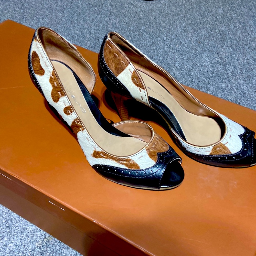 2.5 in heel  BANDILING 8 medium no scratches on the heel
